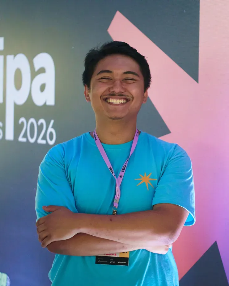 Floripa Design Days 2026のバックドロップの前で腕を組むチアゴ