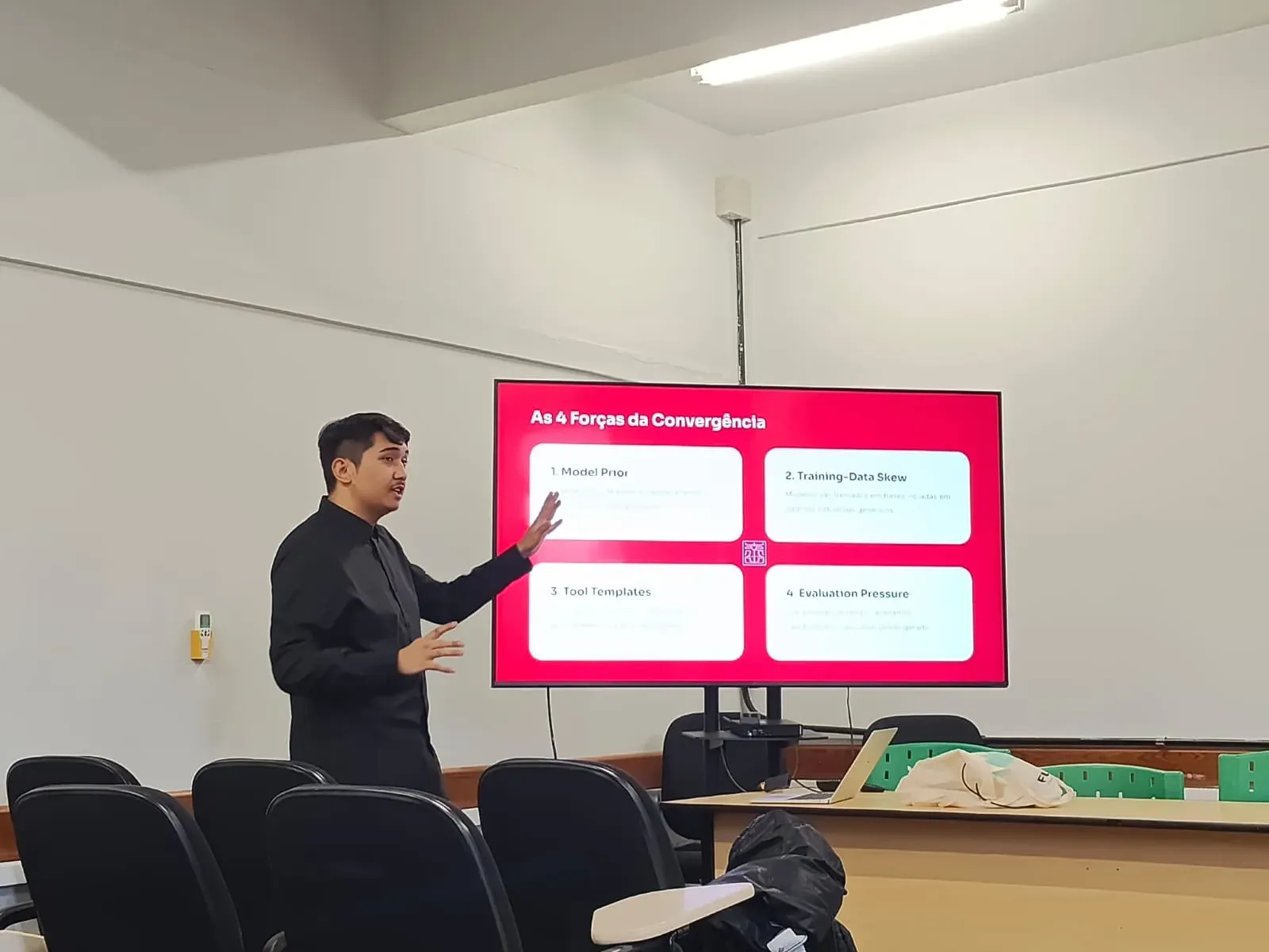 Thiago presenta la sua ricerca davanti alla slide con le quattro forze della convergenza