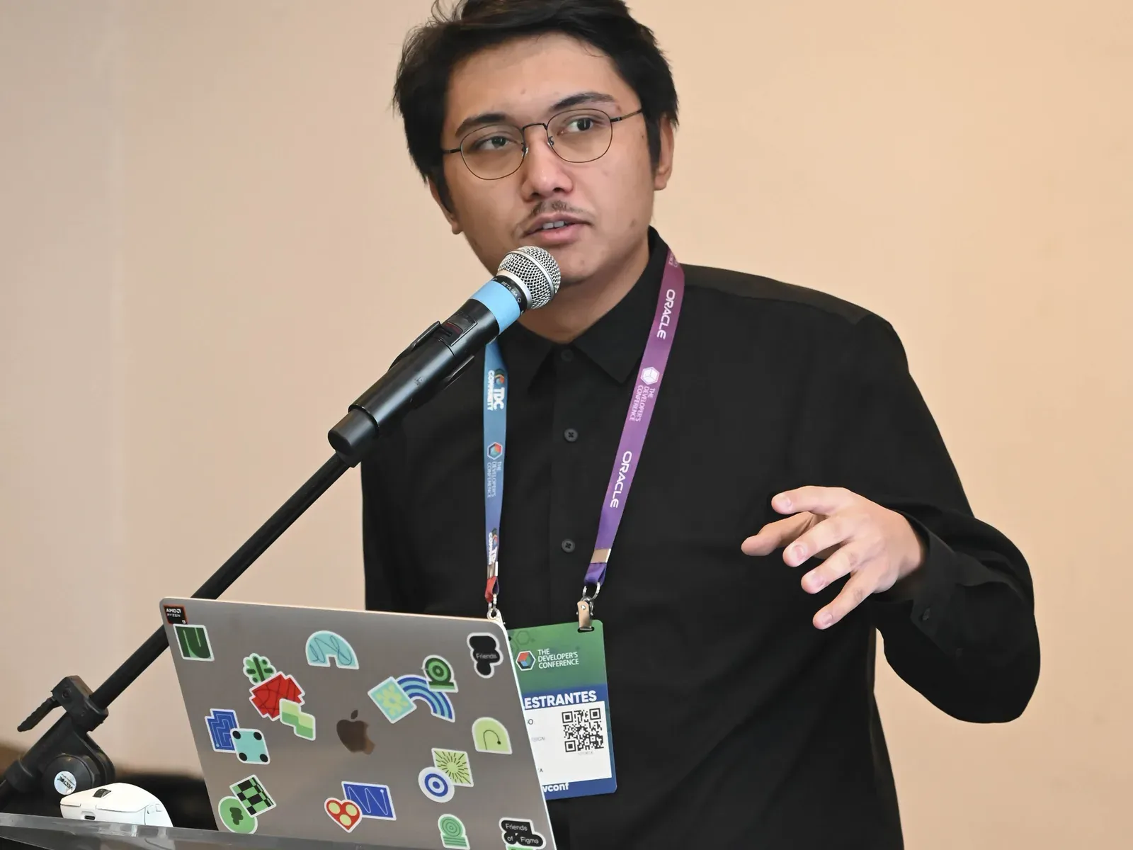 TDC Floripa 2026 で演台のマイクに向かってワークショップを進行する Thiago