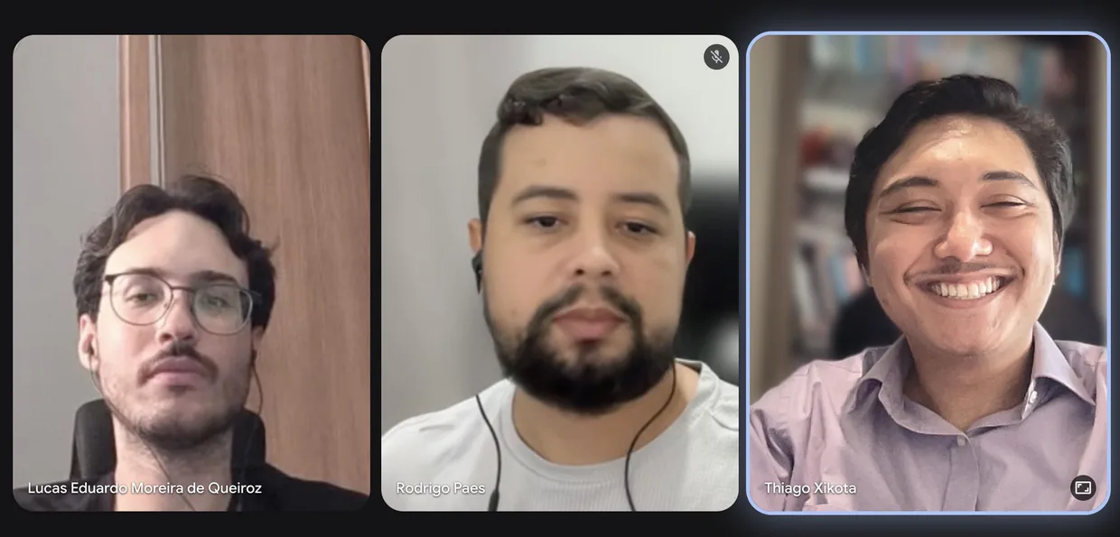 Sessão de mentoria por videochamada: o mentorado Lucas Eduardo, o designer do time dele e Thiago Xikota